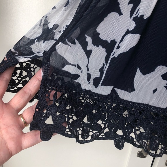 3/$20 CLEO Petite Blouse, Doesn’t Fit Like Petite - Picture 6 of 11